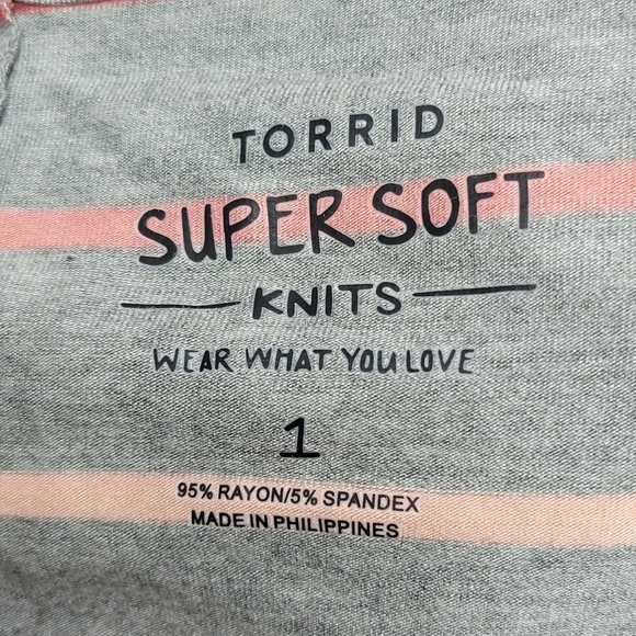 Torrid NWT Super Soft Knit Gray Pink Stripe Short Sleeve Favorite Tunic Shirt. - Picture 2 of 10